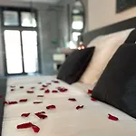 Ennea - Jacuzzi & Luxury Suites (Adults Only)